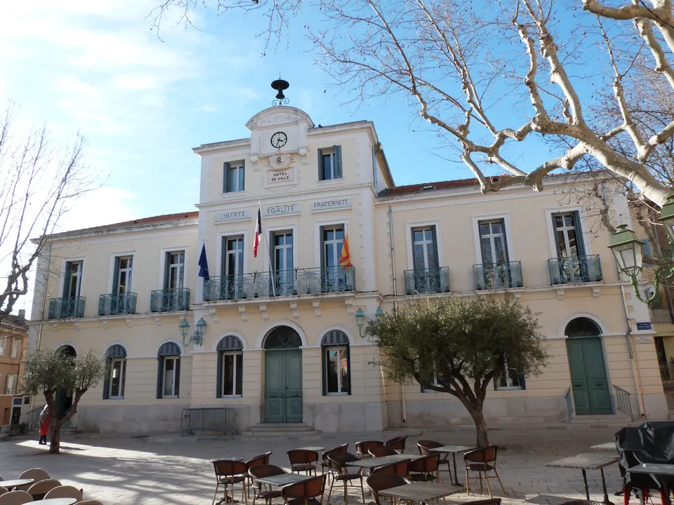 Façade de la mairie du Beausset, place Jean-Jaurès