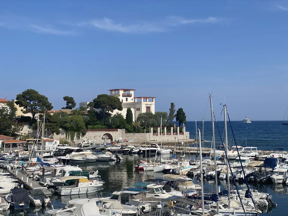 Villa Kérylos vue depuis le port de Beaulieu-sur-Mer en mai 2023.