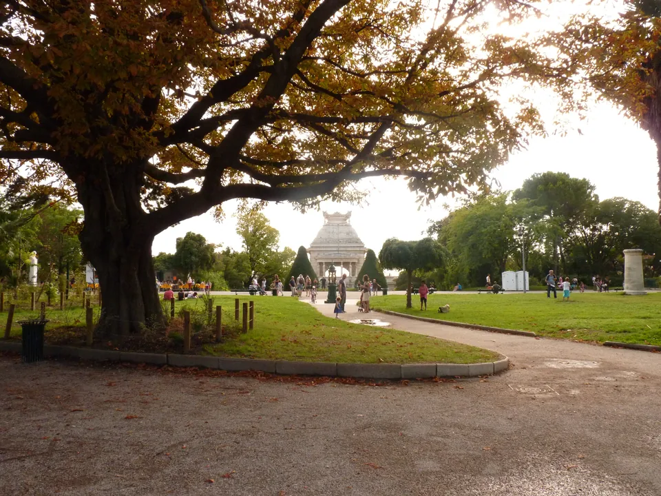 Allées du parc Longchamp et palais en arrière-plan, photographie de septembre 2011, avant les travaux actuels.