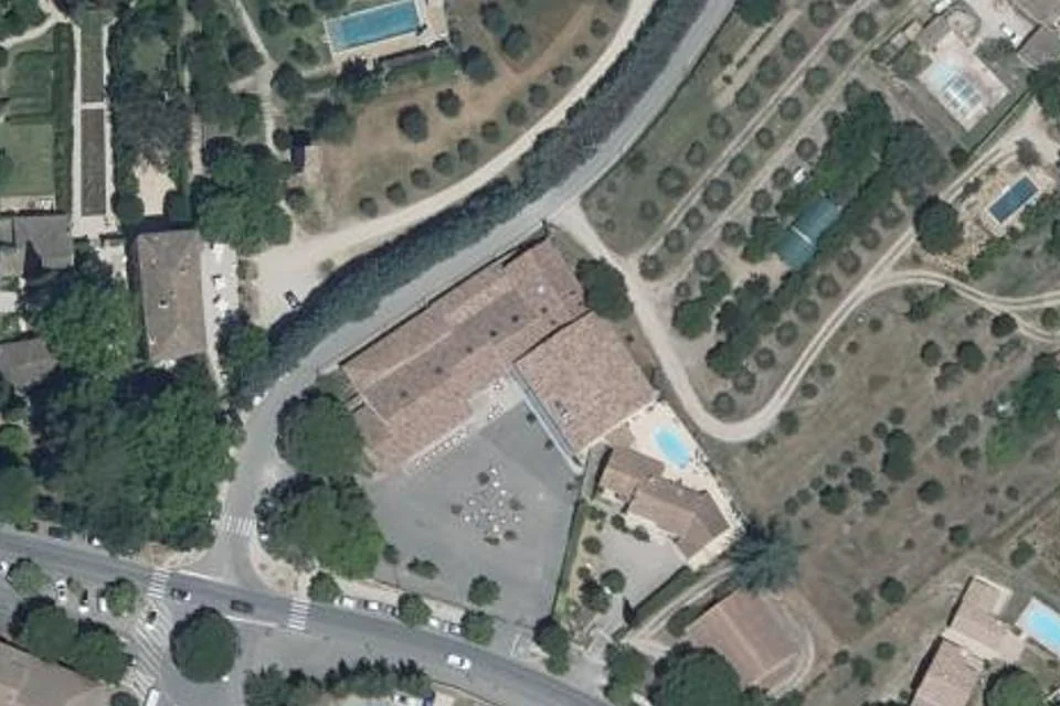 Luftaufnahme des Veranstaltungsorts des abendlichen Erzeugermarkts in Lourmarin