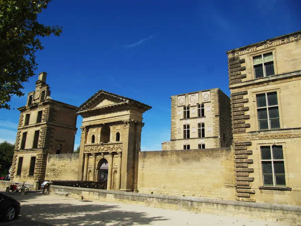 Façades Renaissance du château de La Tour-d’Aigues