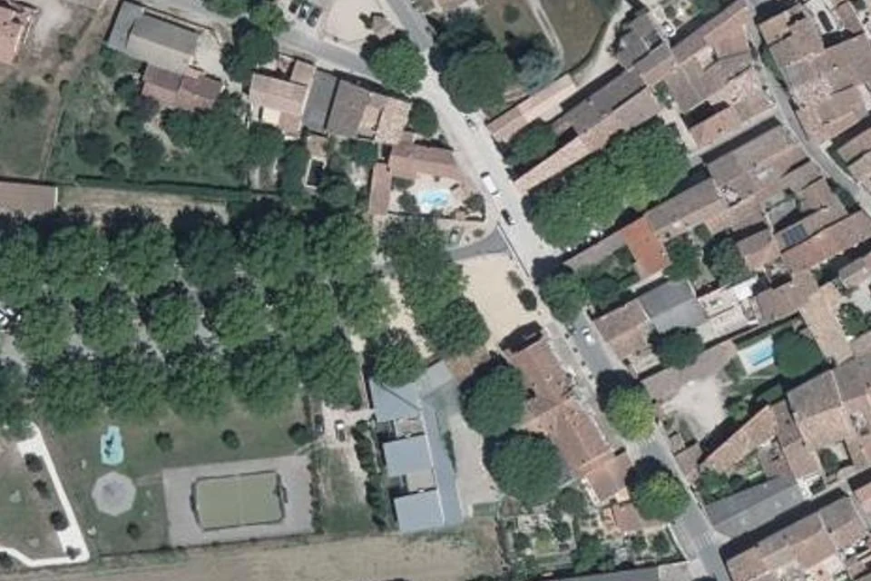 Luftaufnahme des Standorts des Bauernmarkts in Saint-Martin-de-la-Brasque