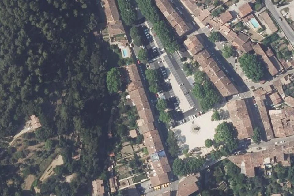 منظر جوي: Place de la Rouguière ووسط Barjols