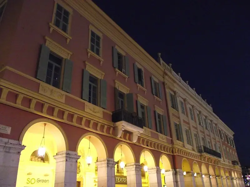 واجهات وأروقة Place Masséna في Nice ليلًا، خارج فترة الكرنفال