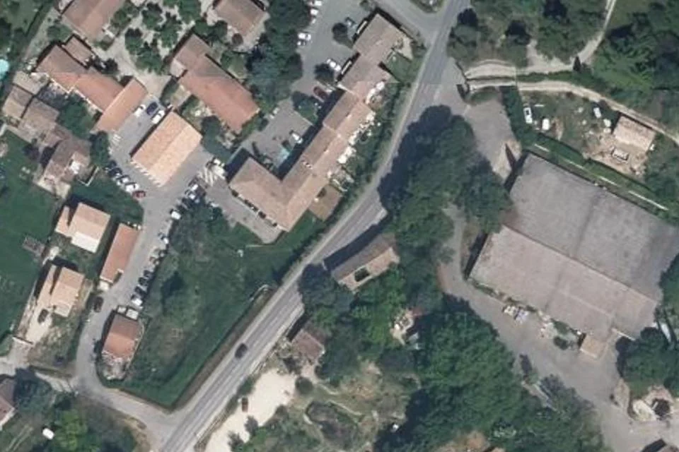 Luftaufnahme des Veranstaltungsorts des Erzeugermarkts in Lauris