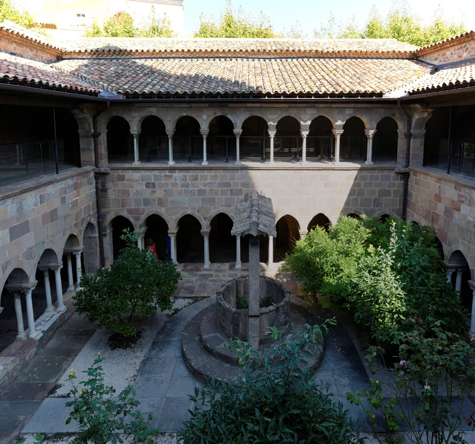 Cour et galeries du cloître de la cathédrale de Fréjus. Photographie du 2015-09-11.