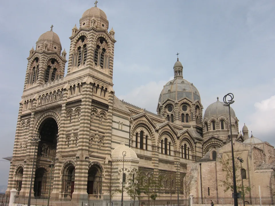 Façade et coupoles de la cathédrale de la Major à Marseille, photographie d’octobre 2009.