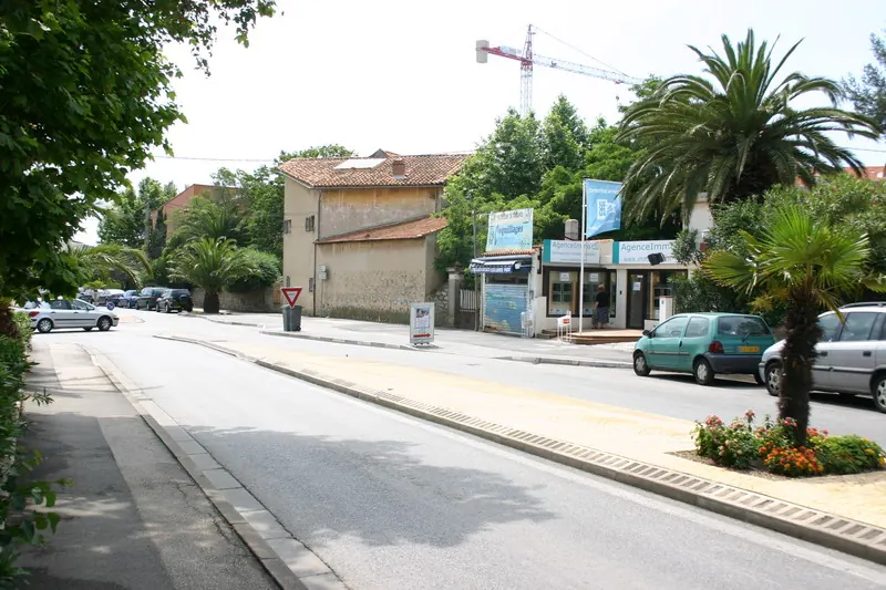 Avenue Charles-de-Gaulle في Sablettes