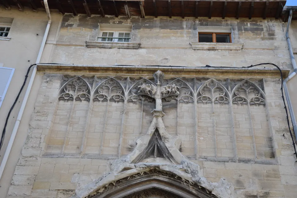 تفصيل من واجهة كنيسة Saint-Symphorien-les-Carmes في Avignon