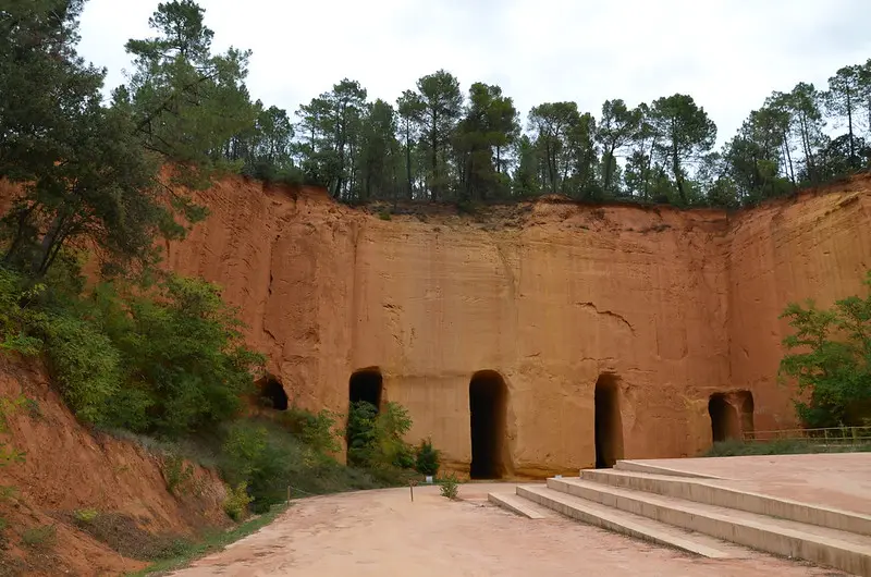 Entrées des galeries des mines de Bruoux dans la falaise ocre.