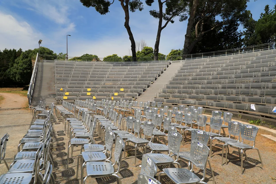 Gradins du théâtre romain de Fréjus. Photographie du 2024-06-15.