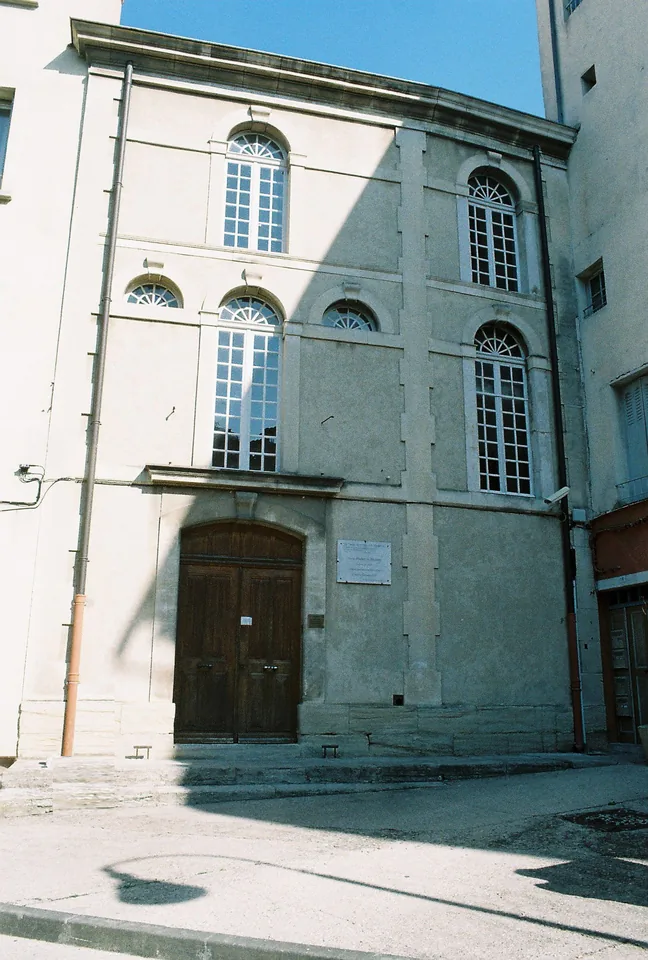 La façade de la synagogue de Carpentras.