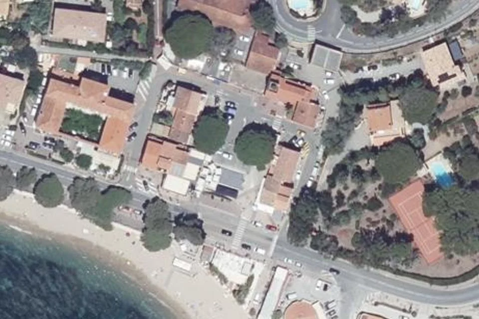 منظر جوي لموقع سوق Les Issambres في Les Issambres (Roquebrune sur Argens)