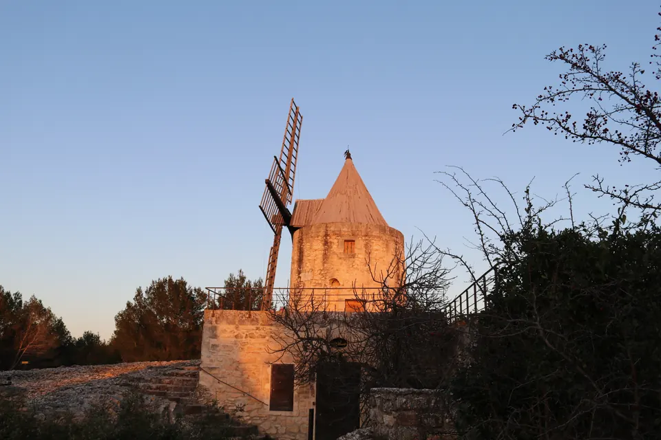 طاحونة Daudet في Fontvieille في ضوء المساء
